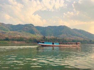 Ein Slow Boat in Laos auf dem Mekong auf dem Weg von Huay Xai nach Luang Prabang