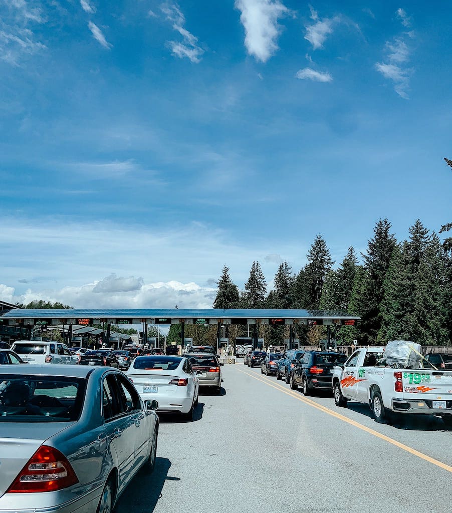 Auf dem Bild sieht man eine Schlange an Autos vor der Grenze aus den USA nach Kanada auf dem Grenzübergang von Surrey nach Blaine. Die Einreise über den Landweg nach Kanada ist für viele Amerikaner Routine.