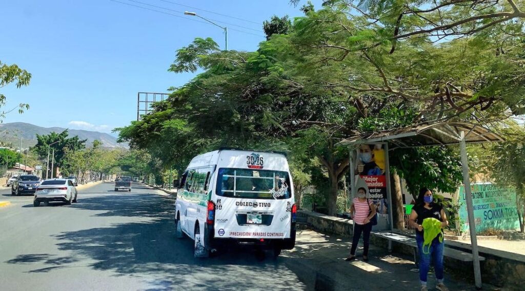 Minibus am Straßenrand in Mexiko