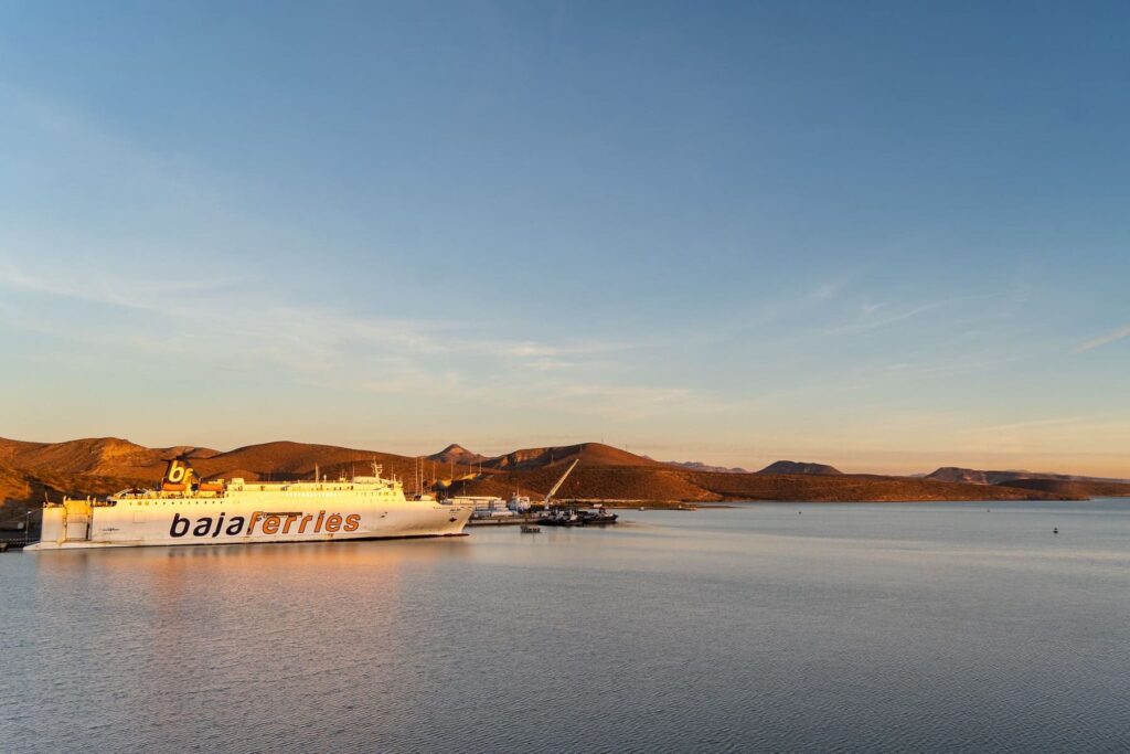 Eine Fähre der Baja Ferries im Sonnenuntergang im Hafen von La Paz in Baja California