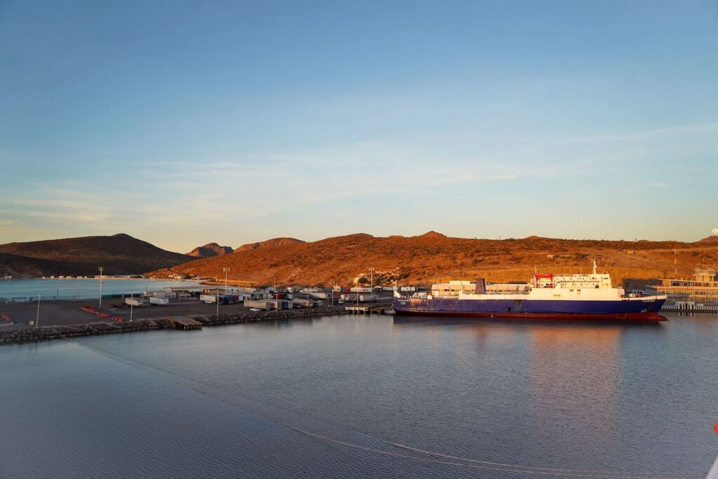 Bild vom Hafen in La Paz auf Baja California mit einer großen Fähre vor Anker
