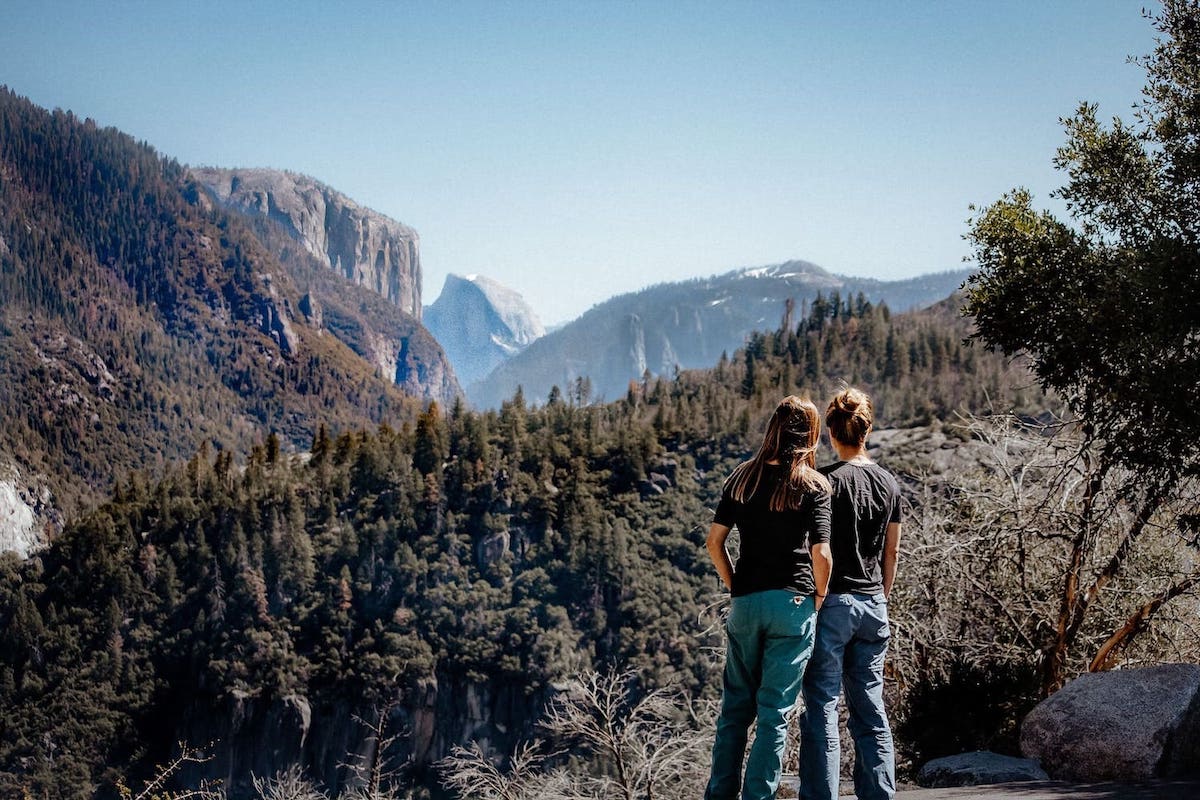 Zwei Frauen schauen auf die Berge im Yosemite Nationalpark