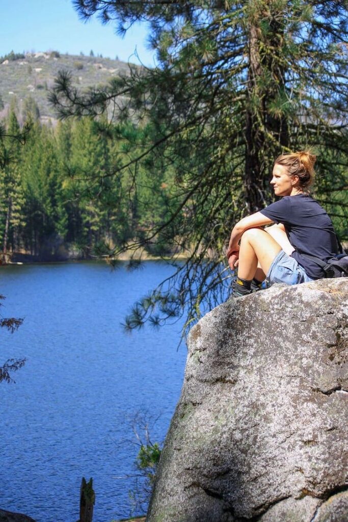 Frau sitzt auf einem Fels im Kings Canyon Nationalpark im Westen der USA