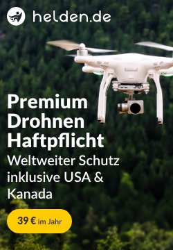Banner von Helden Drohnenversicherung, eine reine Drohnenversicherung, die international gilt, auch in den USA und Kanada. Auf dem Banner ist eine fliegende Drohne abgebildet.