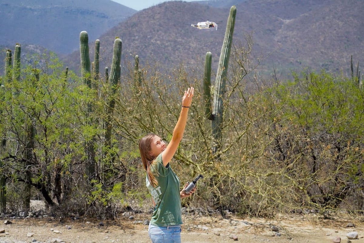 Frau fängt eine Drohne mit der Hand in Mexiko, durch den weltweiten Schutz der Helden Drohnenversicherung ist sie im Schadensfall abgesichert