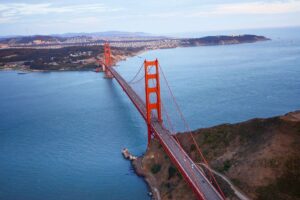 Blick auf die Golden Gate Bridge während eines Hubschrauberflug über San Francisco