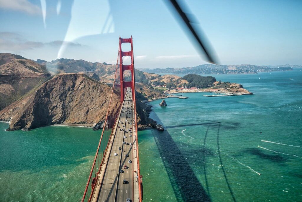 Blick aus einem Hubschrauber auf die Golden Gate Bridge in San Francisco während eines Rundflugs mit dem Helikopter