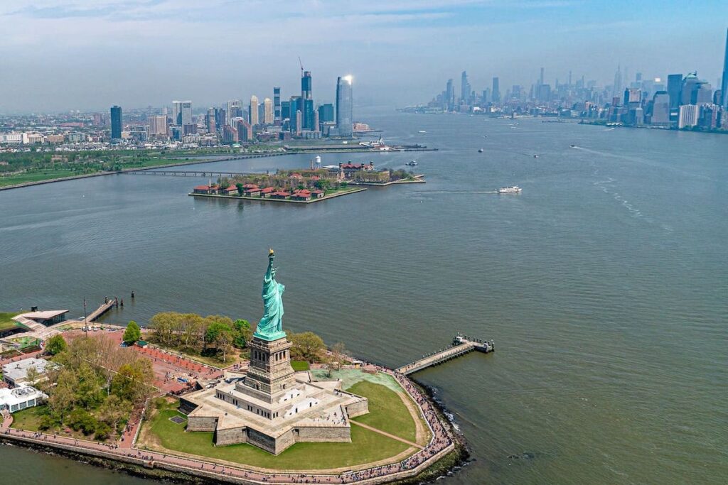 Blick auf die Freiheitsstatue in New York aus einem Helikopterflug über Manhattan