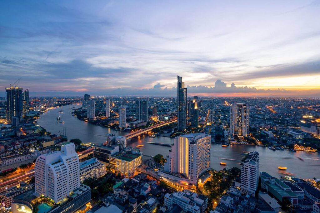 Ein Blick auf die Skyline von Bangkok in der Abendsonne