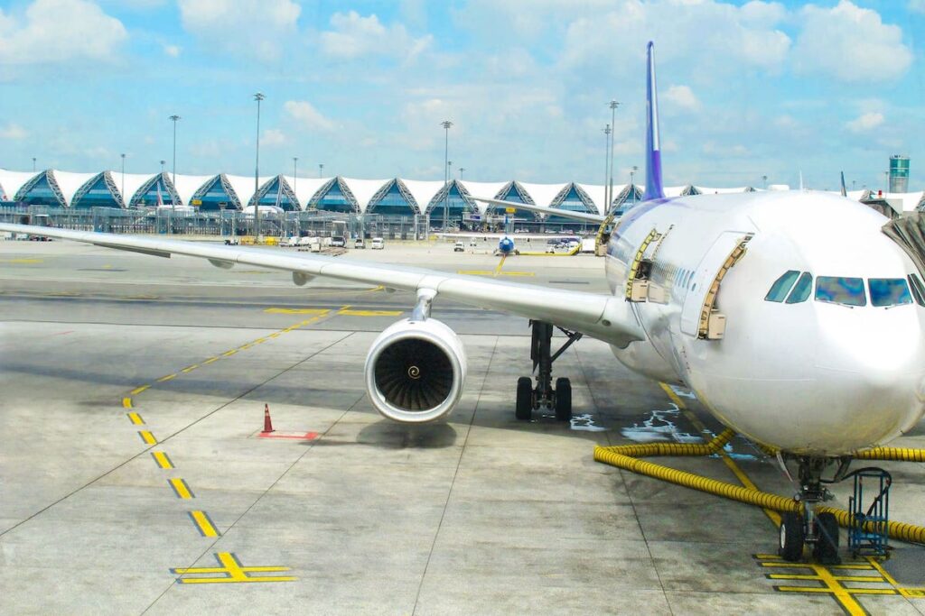 Ein Flugzeug am Flughafen von Bangkok, von hier kommt man mit öffentlichen Verkehrsmitteln oder mit dem Taxi in die City