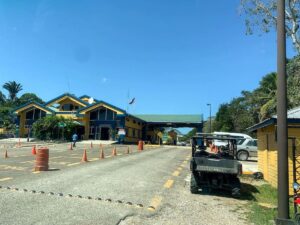 Das Grenzgebäude in Belize auf dem Weg nach Guatemala über den Landweg