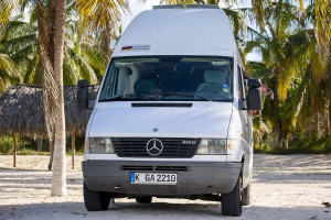 Ein weißer Mercedes Sprinter Cicada an einem weißen Sandstrand in Mexiko. Auf dem Hochdach sieht man einen GERMANY ALEMANIA Aufkleber. Das Bild wurde während der Panamericana Reise von Anna und Anne aufgenommen.