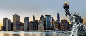 Die Freiheitsstatue vor der Skyline von Manhattan in New York, USA